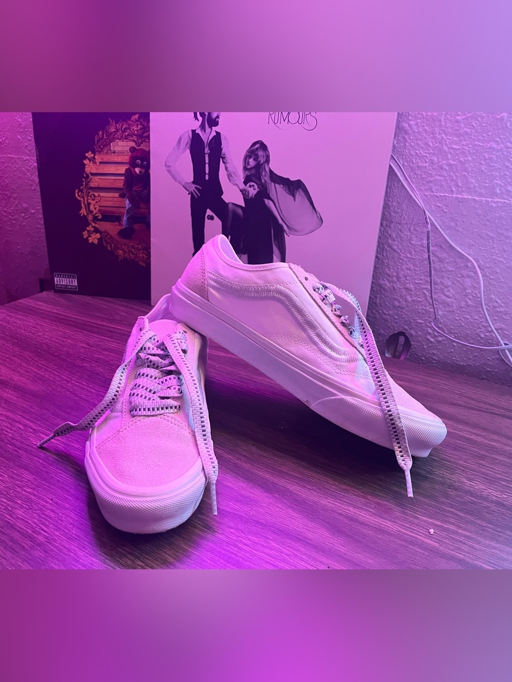 Women’s Low-Top Canvas Sneakers in white and light blue stripe